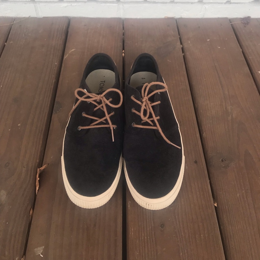 Men’s TOMS size 9